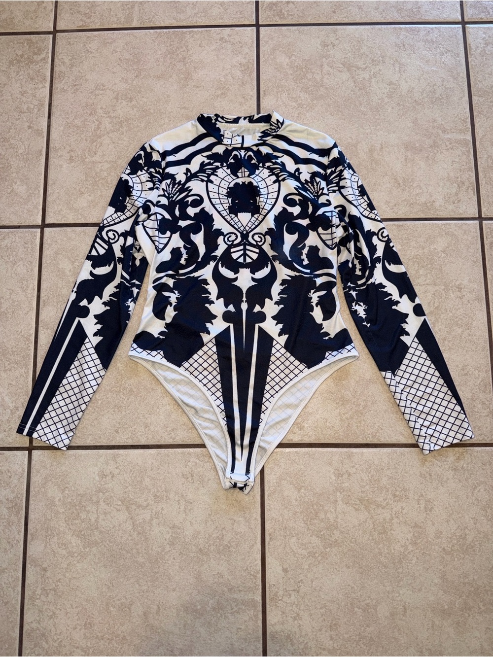 SHEIN black and white Long-Sleeve Abstract Fleur Bodysuit - Picture 2 of 6